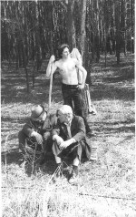 квітень 1977 р. М.М.Макаров, Г.А.Мілютін, В.Ф.Сармін, тягнемо телефонний кабель до пансіонату «Мрія»