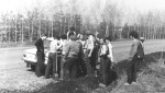 квітень 1977 р. Першокурсники п’ють воду біля машини
