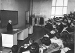 травень 1971 р. А.М.Петросьянц читає лекцію в ауд. 313