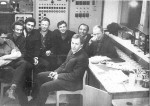 Февраль 1971, ОИЯИ, Дубна. Сразу после защиты диплома. Первый слева – В.Гитт (выпускник 1970 г.), третий слева – Б.Адамяк, сидит на переднем плане – А.Беляев