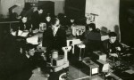 1972 р. Заняття в лабораторії оптики веде В.Т.Грицина