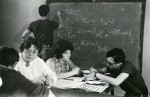 1972 р. викладач Є. І. Стьопіна і доц. О.І. Дементій проводять консультацію на кафедрі загальної та прикладної фізики