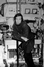 1972 г. В.В. Бобков (м. н. с., ХГУ им. А.М. Горького, корпус университета по пр-кту Московский, 18) возле первой спроектированной, собранной и налаженной экспериментальной установки в ХГУ по исследованию начальных стадий взаимодействия активных газов с поверхностью твердого тела методом масс-спектрометрии вторичных ионов (МСВИ)