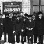 27 февраля 1971 г. Окончание университета. Студенты 6-го выпускного курса ФТФ после вручения дипломов, Харьков, ХГУ. Четвертый слева – А.И.Лысойван